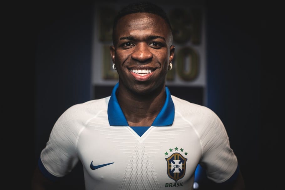 Camisa branca da Seleção Brasileira apresentada por Vinícius Júnior