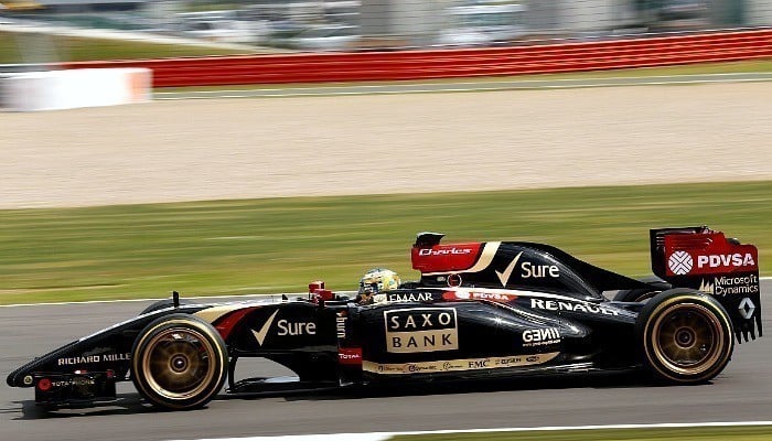 Charles Pic, da Lotus, testa pneu da Fórmula 1 com aro 18
