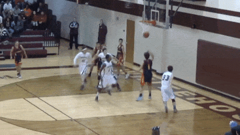 Patrick Mahomes jogando basquete