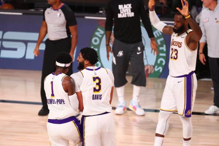 Foto de jogadores do Lakers durante partida da NBA 2020