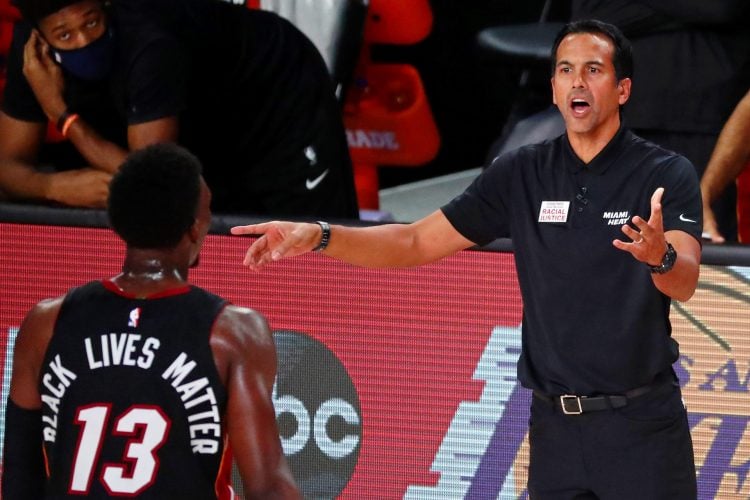 Foto de Erik Spoelstra durante jogo na "Bolha" da NBA 2020