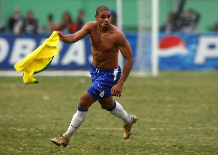 Adriano comemorando gol contra a Argentina em 2004