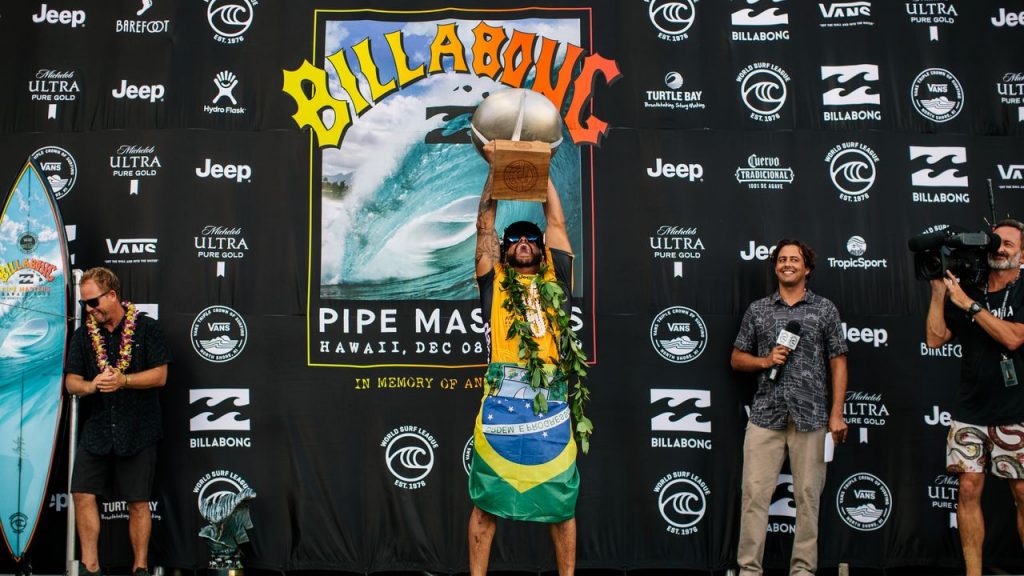Imagem de Ítalo Ferreira levantando o troféu de Pipe Masters