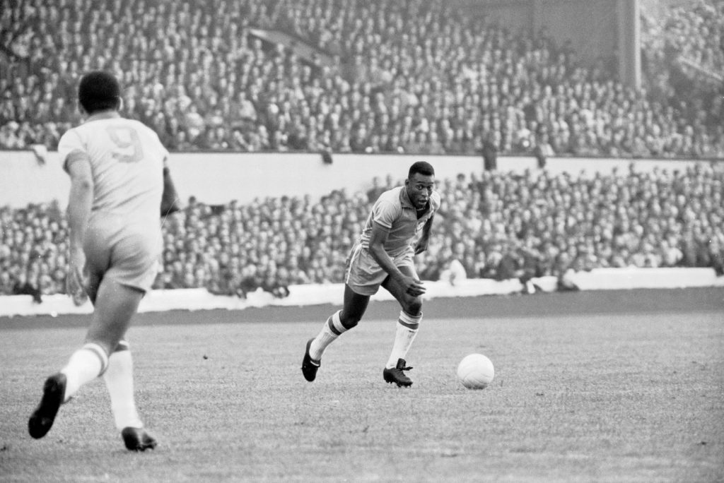 “Aquele que é fora do comum”: Pelé é eternizado em dicionário Michaelis