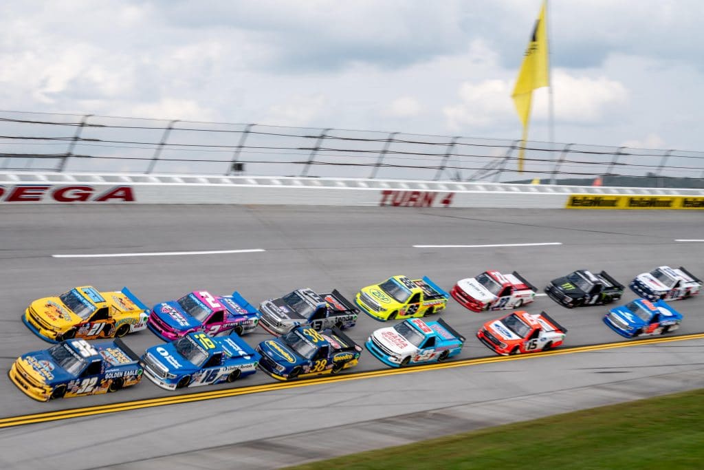 Tate Fogleman vence na Nascar Truck Series em final de prova caótico