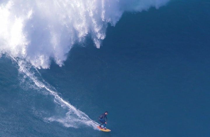 Ítalo Ferreira surfa ondas gigantes de Nazaré