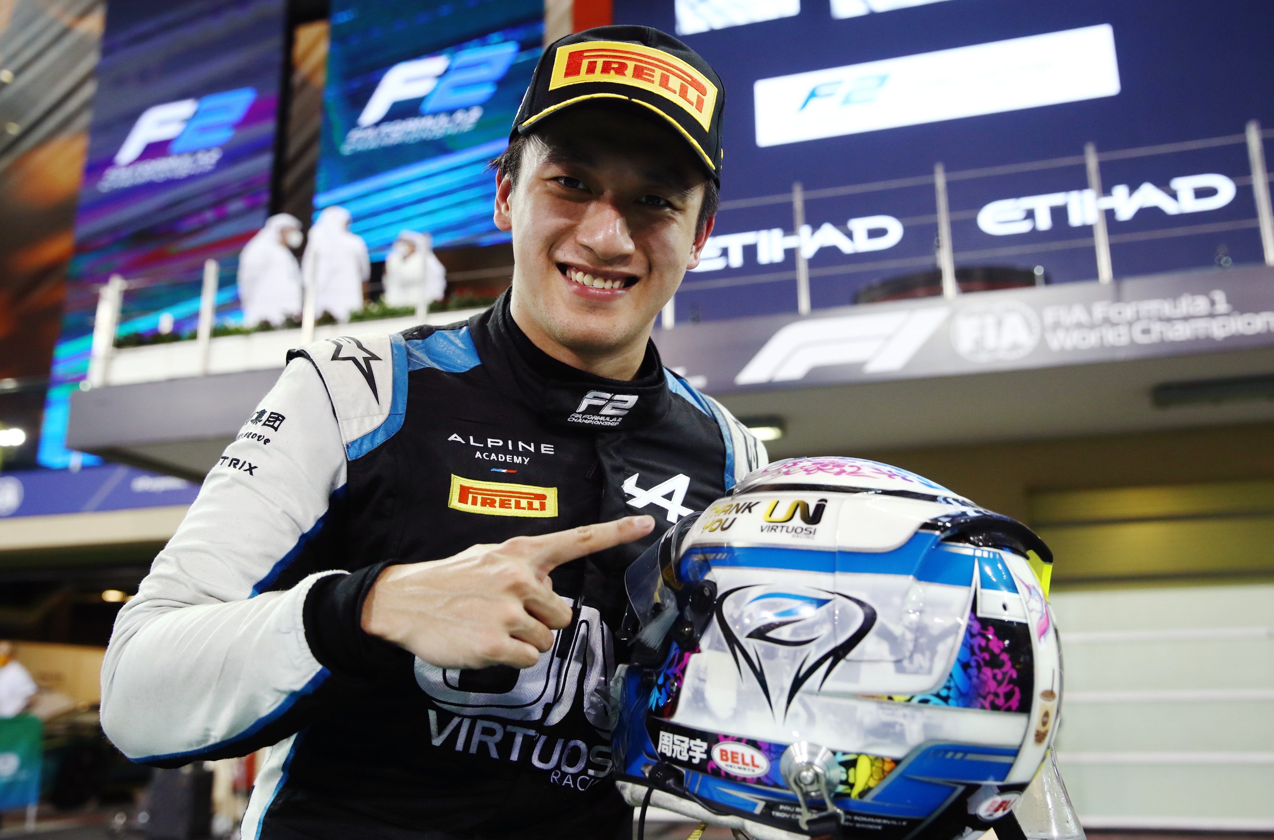 Fórmula 2: Zhou vence prova repleta de incidentes