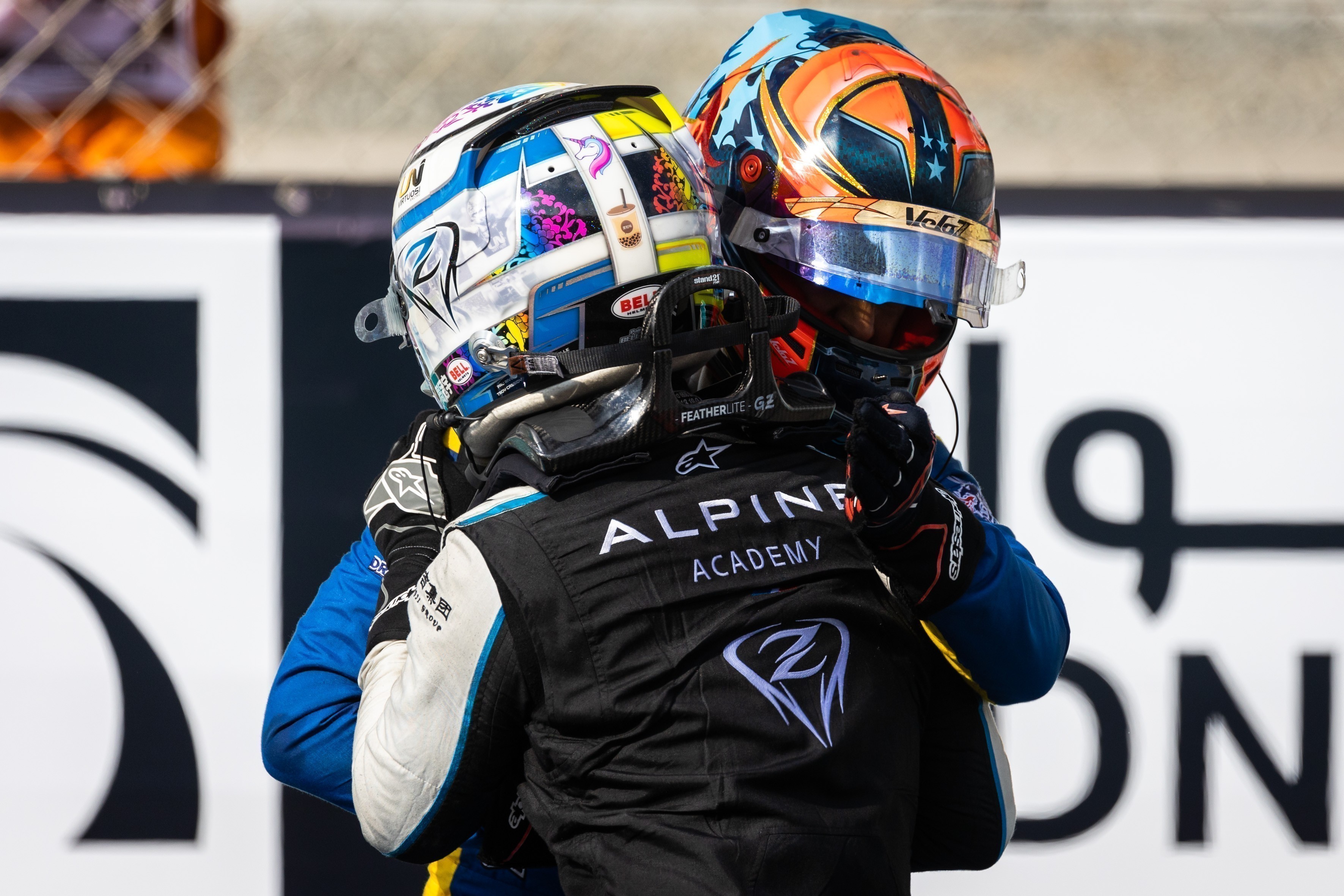 Felipe Drugovich sobe ao pódio na última corrida da temporada