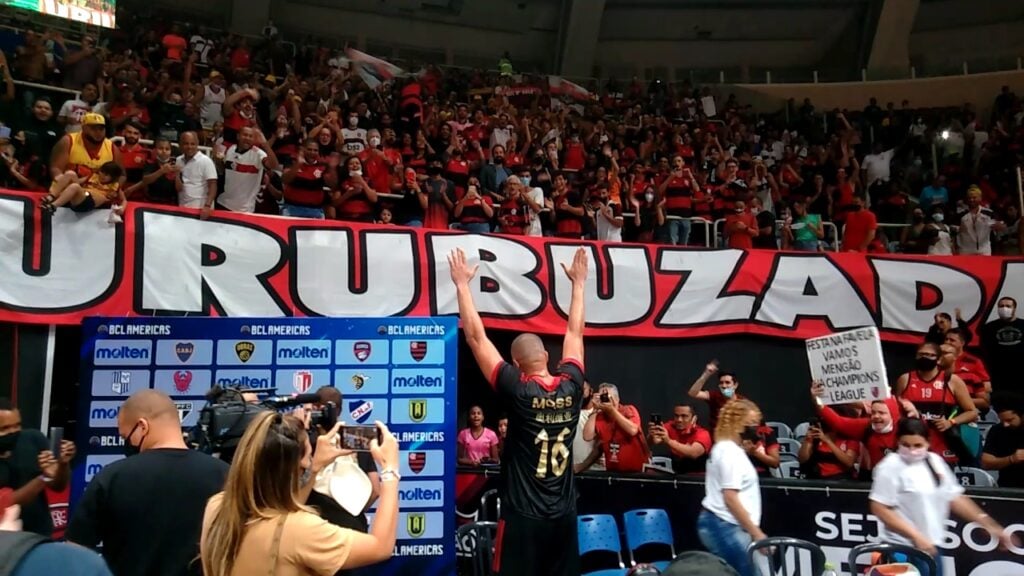 Olivinha comemora vitória com torcida e provoca rival
