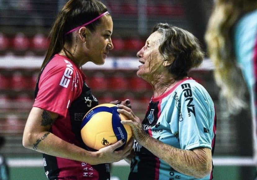 Dona Ruth, de 85 anos, entrou em quadra na Superliga B e poderá entrar para o livro dos recordes