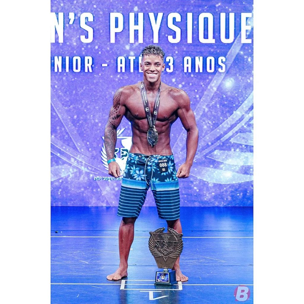 Jean Louren&ccedil;o vence obst&aacute;culos e conquista o top 1 da Men's Physique Junior no Novice Open 2022