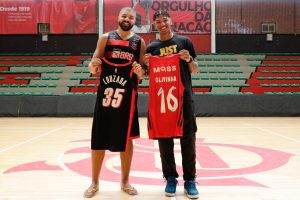 Jogador da NBA visita Flamengo