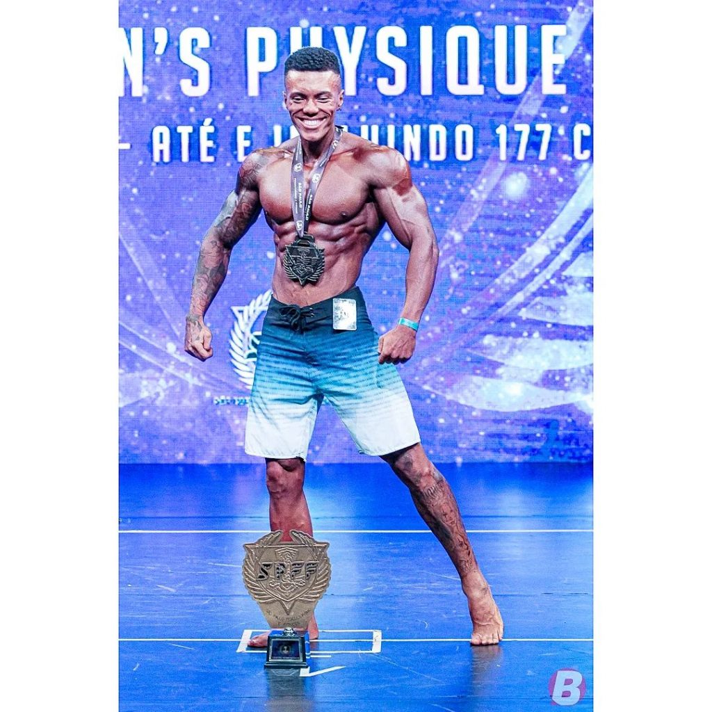 Diogo Monteiro é campeão da Men's Physique Sênior no Novice Open 2022