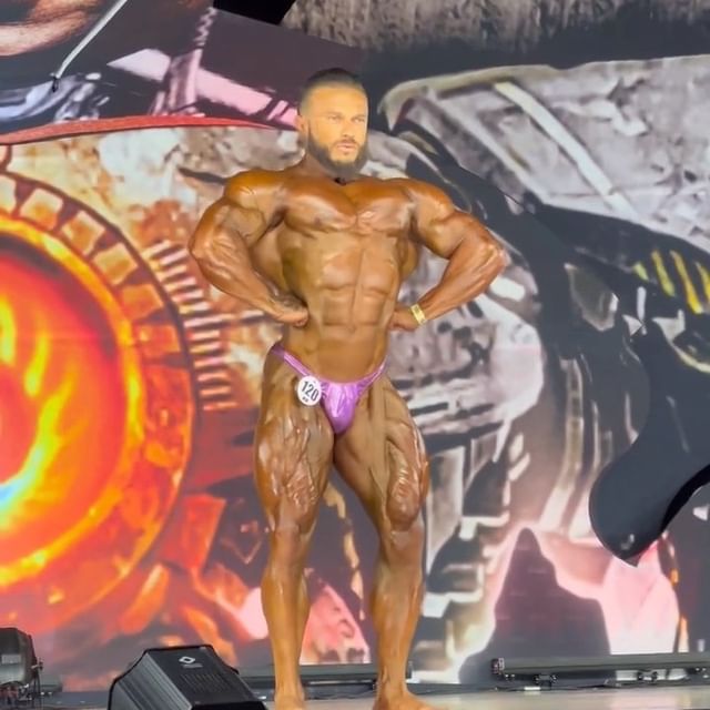 Fisiculturista Douglas Silva conquista cartão profissional e faz feito inédito no Fisiculturismo