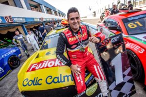 GT Sprint Race: Rapha Teixeira supera dores e faz festa da vitória em casa