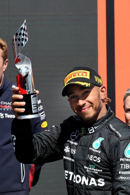 Lewis Hamilton completa 300 corridas, mas não garante vitória sobre adversários