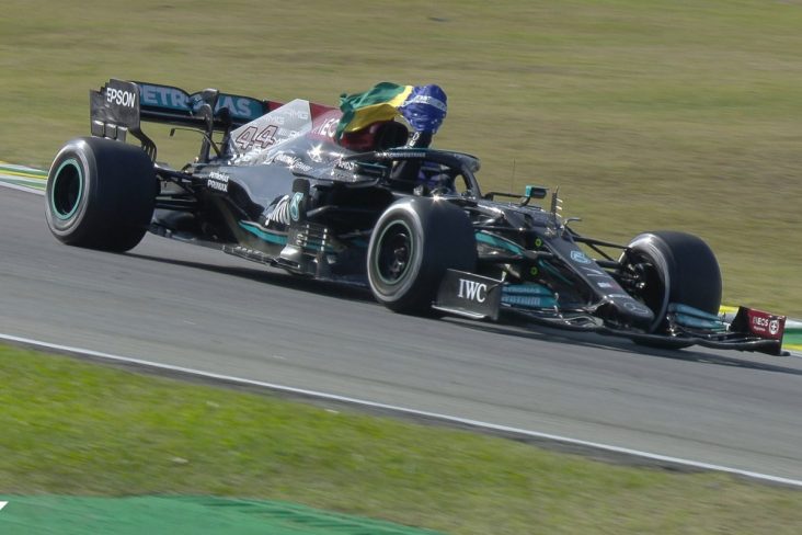 Heptacampeão Lewis Hamilton ganha título de cidadão honorário brasileiro