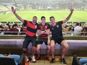 Jogadores do Flamengo Basquete foram ao Maracanã assistir ao futebol