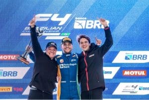 Filho de Rubens Barrichello vence na F4 BR e pai vai às lágrimas