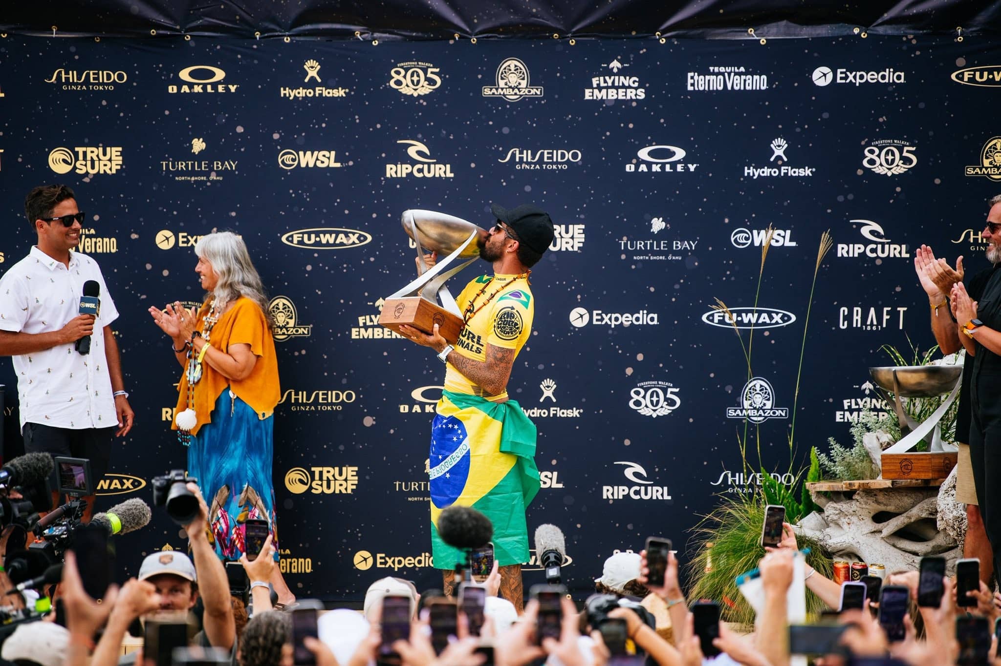 Filipe Toledo chega ao Brasil e vibra: “Consegui levantar a tão sonhada taça”