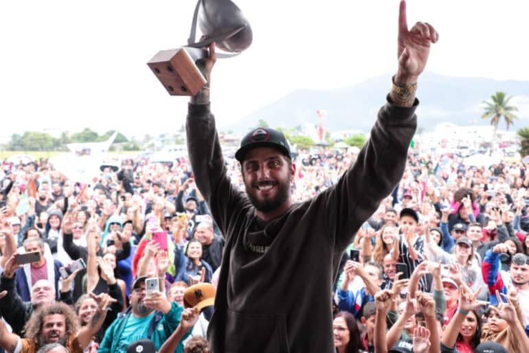 Filipe Toledo comemora título mundial da WSL em carreata em Ubatuba