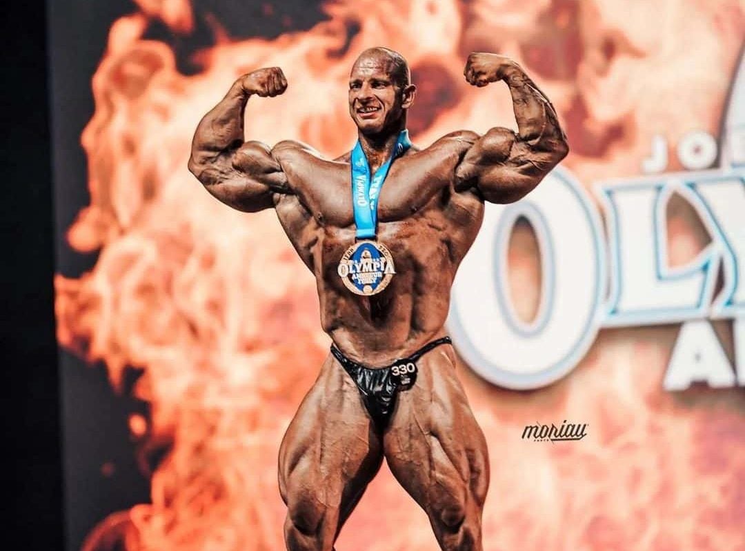 Michal Krizo ganha Bodybuilder Amador Mr. Olympia Itália 2022 e se torna Pro