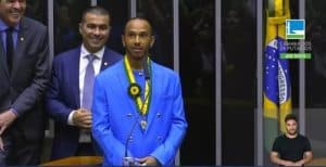Lewis Hamilton recebe título de cidadão honorário do Brasil presencialmente