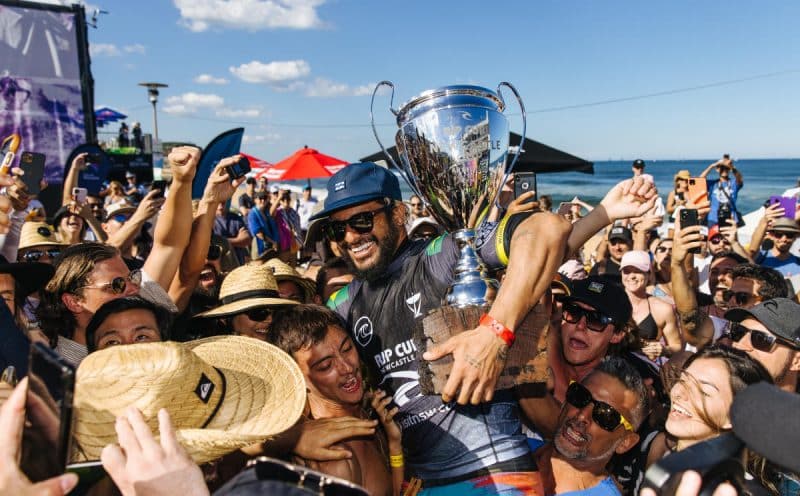 Campeão olímpico de surfe, Italo Ferreira lança livro didático