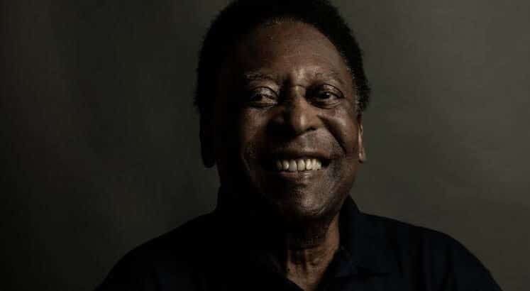 Pelé é homenageado pelo vôlei brasileiro; confira