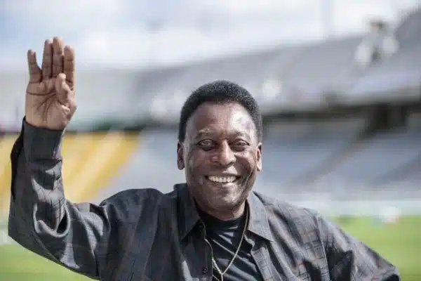 Atletas, federações e figuras históricas homenageiam Pelé; confira
