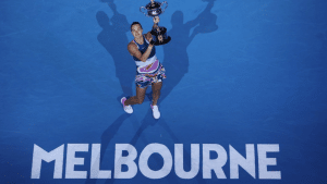 Aryna Sabalenka ergue taça no Australian Open 2023