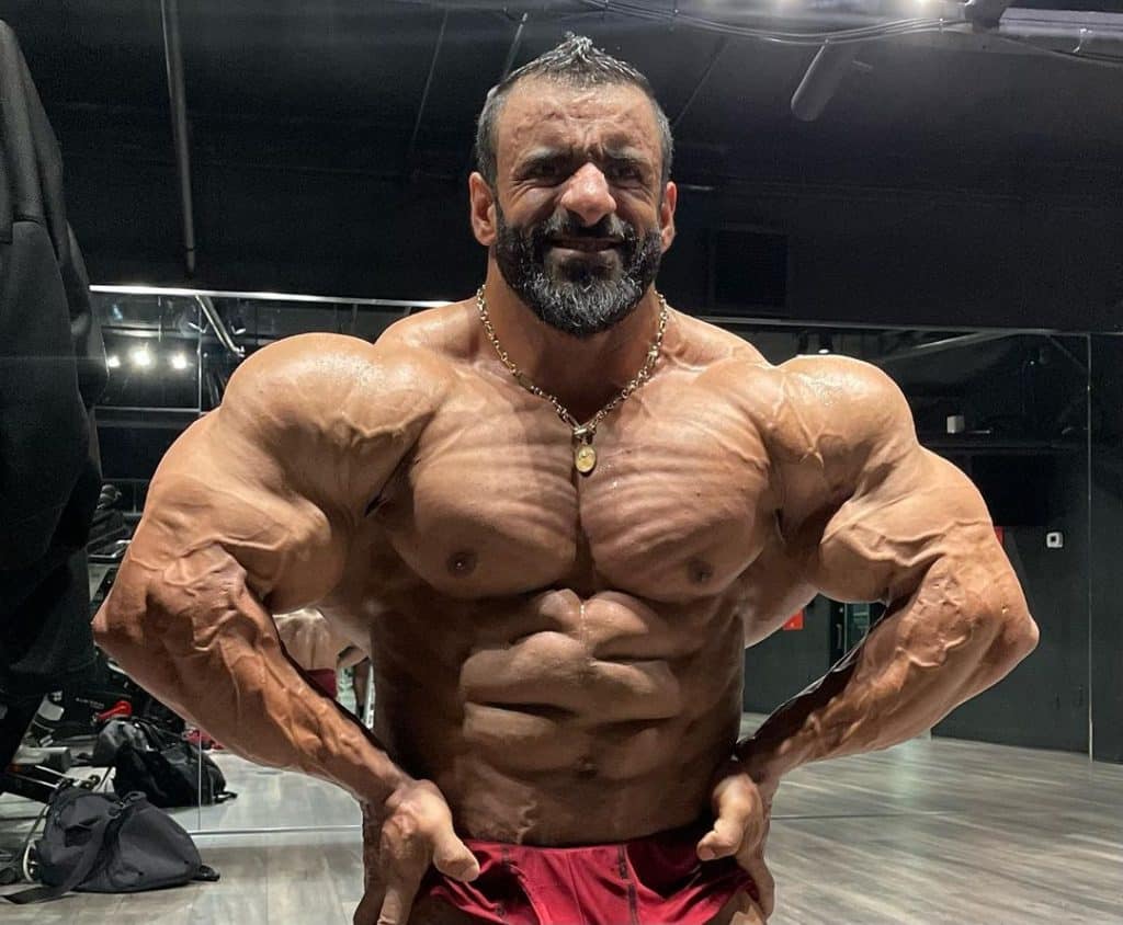 Hadi Choopan mostra físico após ser campeão 212 do Olympia