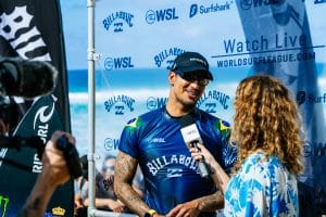 Gabriel Medina inicia bem sua caminhada para bicampeonato em J-Bay