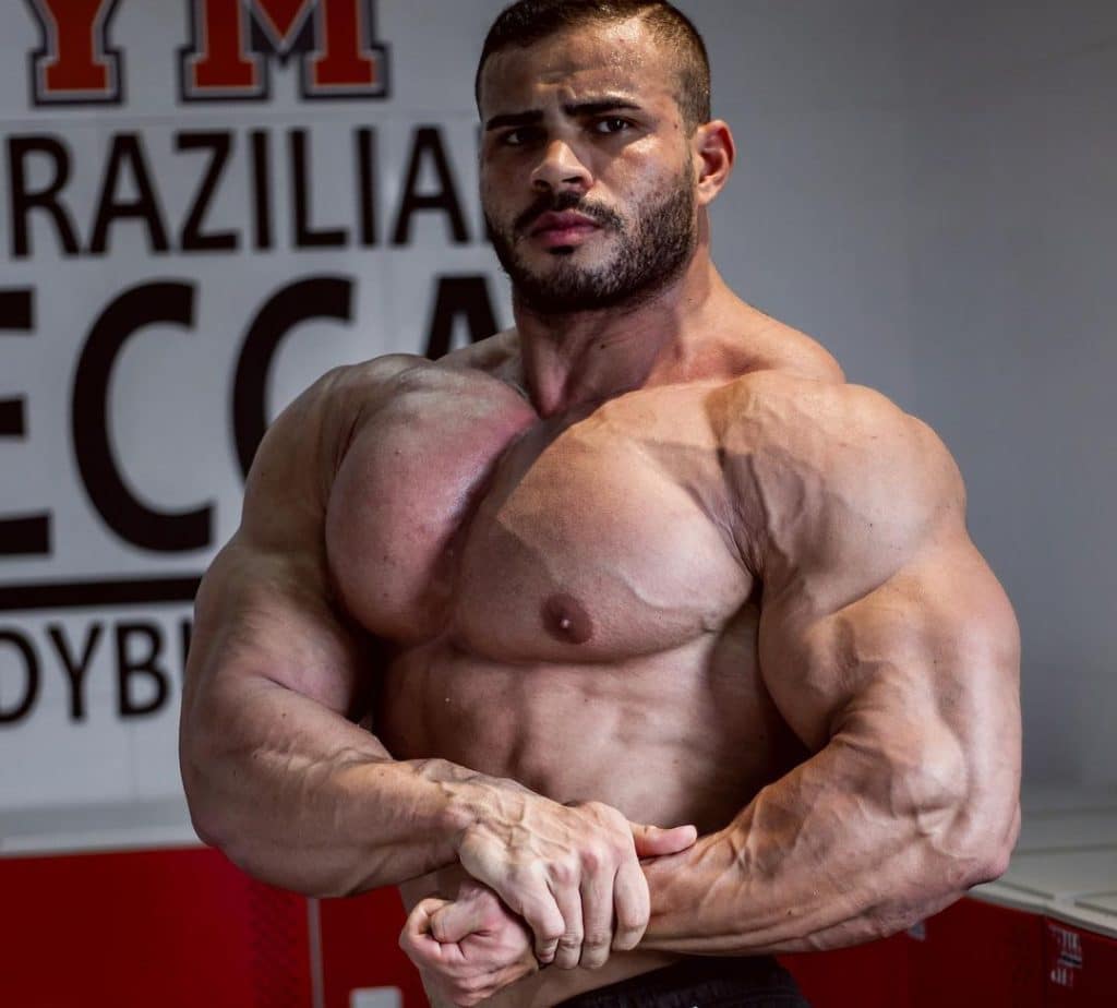 Fábio Junio, atleta Classic, mostra físico em fase da ganhos