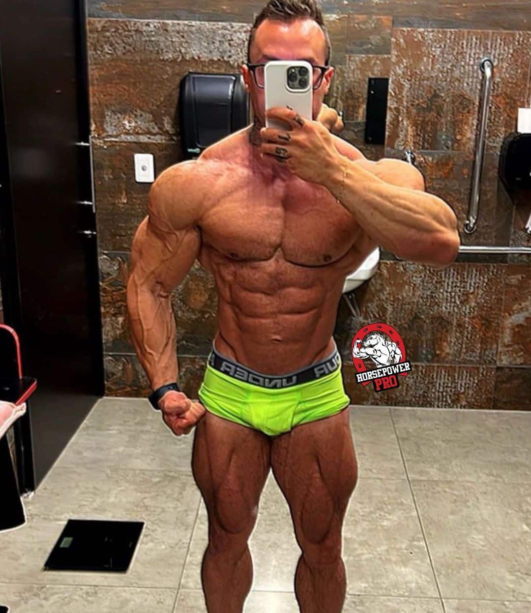 Diogo Montenegro mostra ombros gigantes rumo ao Arnold