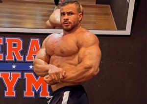 Fábio Junio mostra seu físico atual e assusta com condicionamento impecável