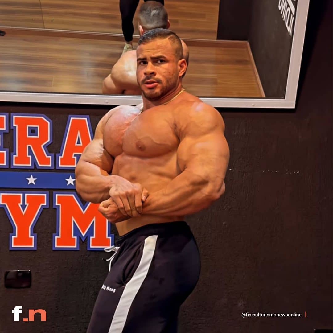 Fábio Junio mostra seu físico atual e assusta com condicionamento impecável