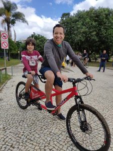 Bicicletas adaptadas promovem inclusão na praia do Flamengo