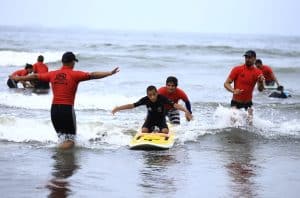 8 décadas e uma prancha: Maria do Carmo e sua relação com o Surfe