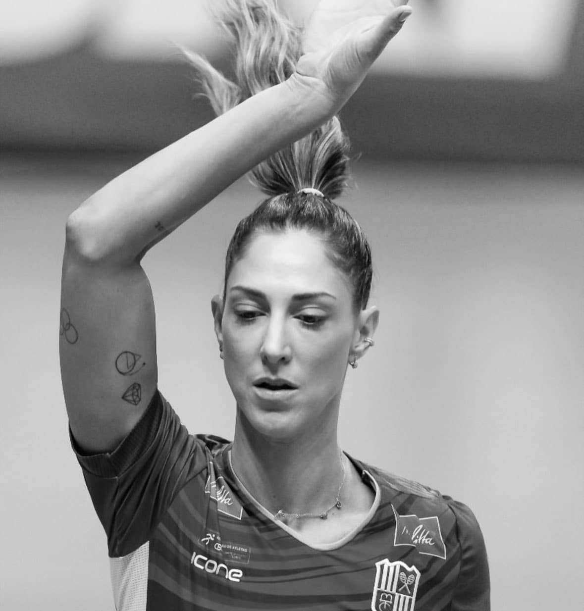 Central da Seleção Brasileira de vôlei rompe ligamento do joelho