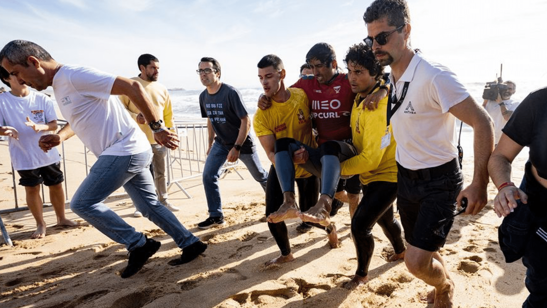 Miguel Pupo aparece de muletas após lesão em Portugal e confirma ruptura de um ligamento do tornozelo