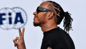 Hamilton sai em defesa dos direitos LGBTQIA+ e protesta contra lei de país africano