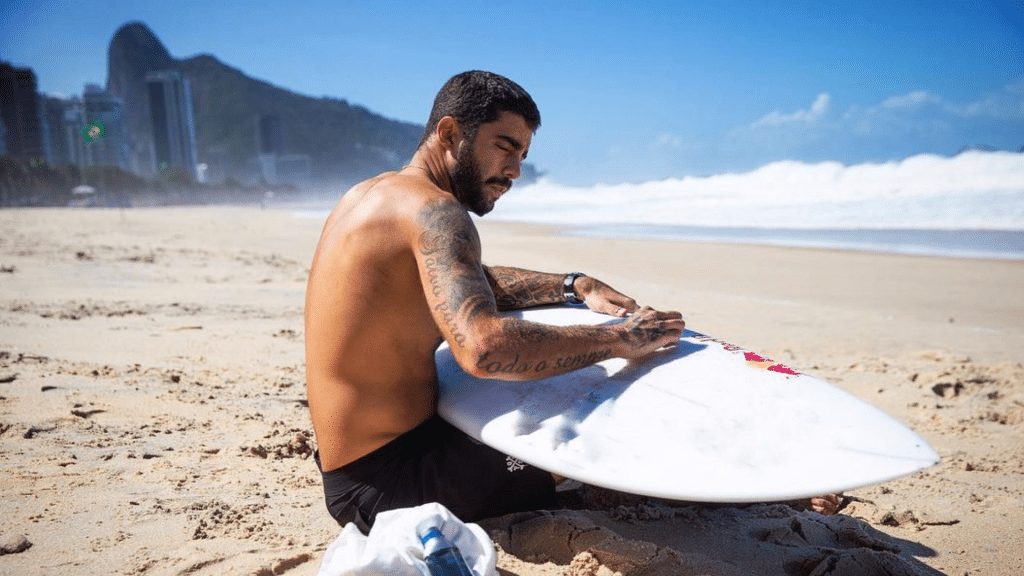 Após fim da temporada de grandes ondas Pedro Scooby anuncia projeto para levar água potável ao Nordeste