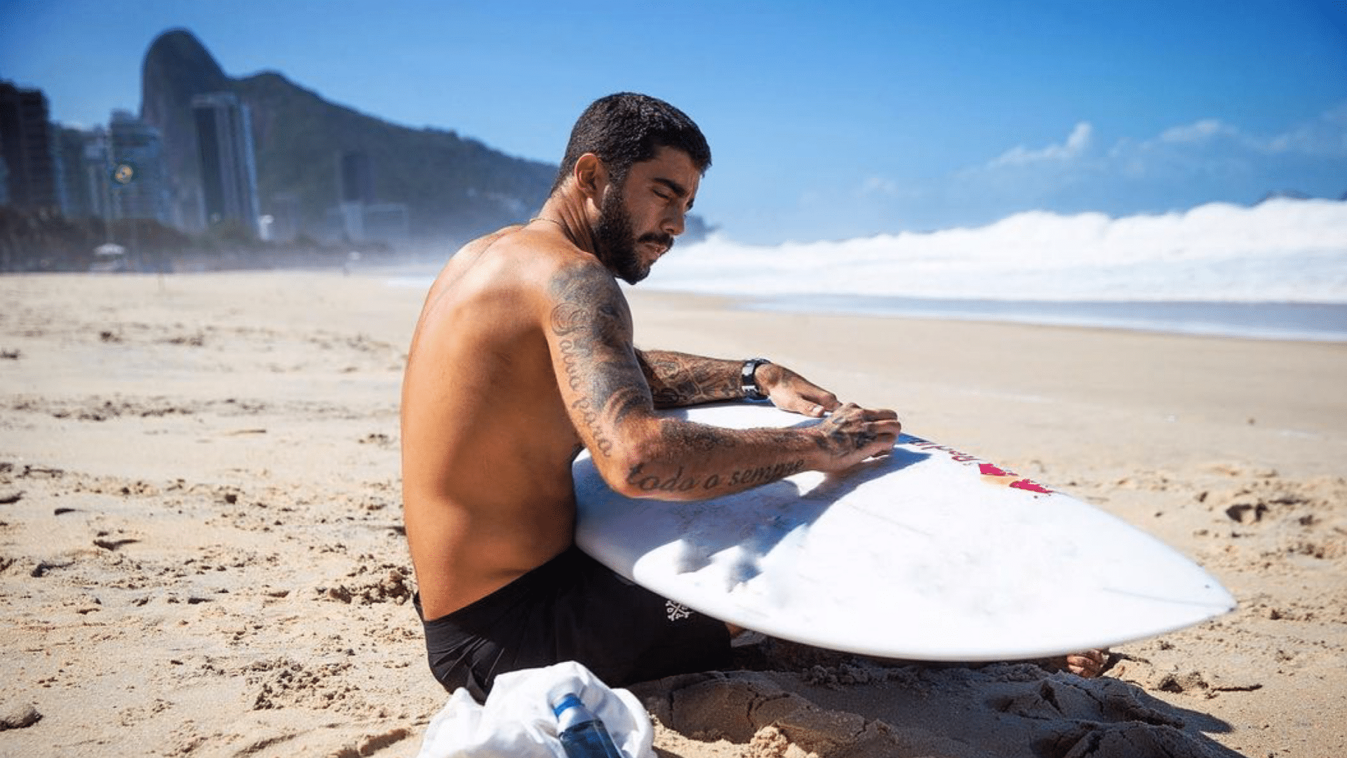 Após fim da temporada de grandes ondas Pedro Scooby anuncia projeto para levar água potável ao Nordeste