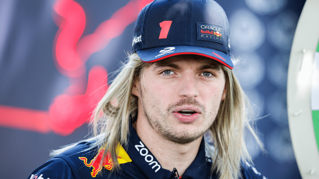 Bem humorado! Verstappen aparece de peruca em evento da Red Bull