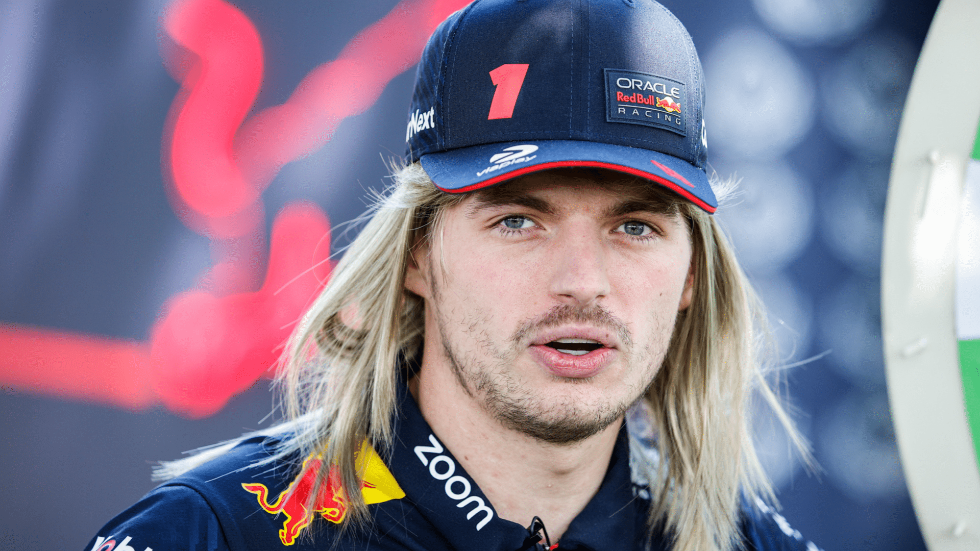 Bem humorado! Verstappen aparece de peruca em evento da Red Bull