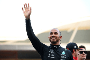 Lewis Hamilton sobre demora na renovação: “ainda estarei aqui”