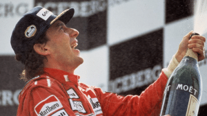 Netflix revela ator que vai interpretar Senna em 1ª imagem oficial da série; confira