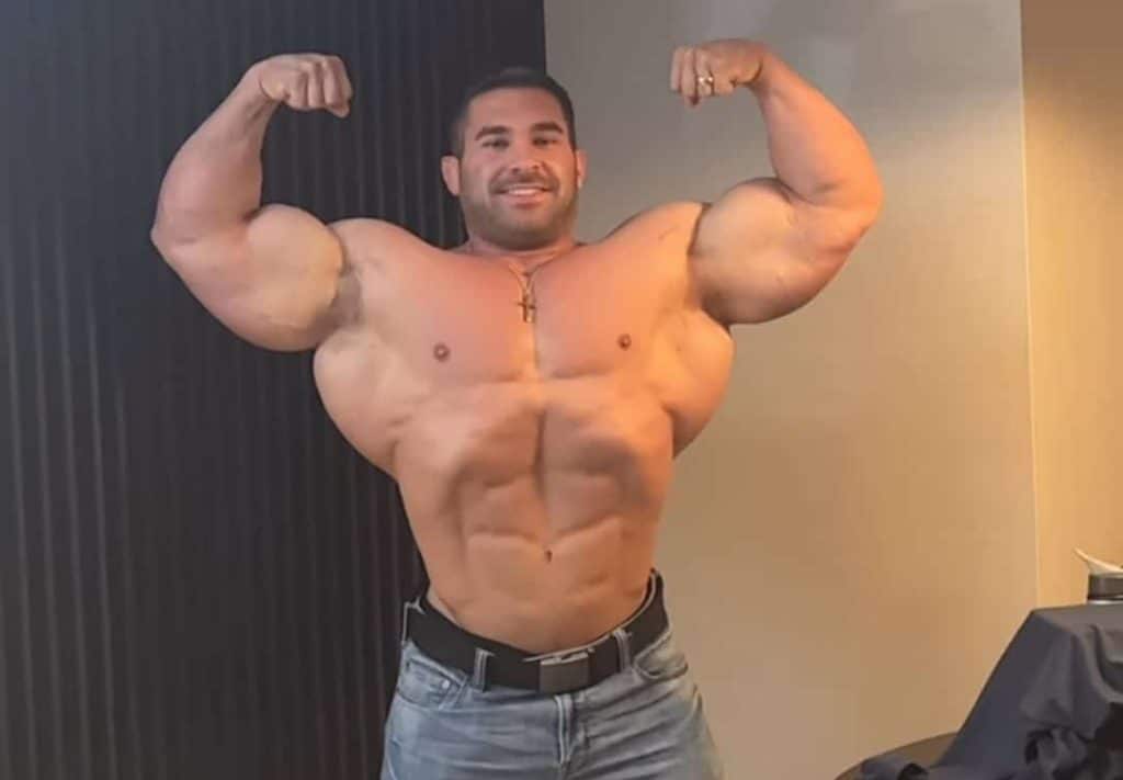 Derek Lunsford aparece gigante em bulking
