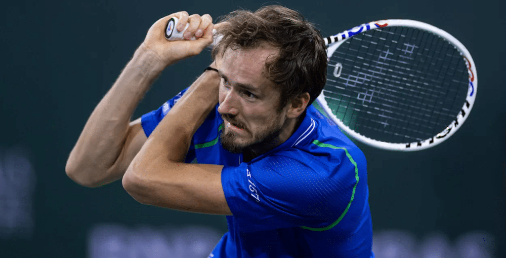 Daniil Medvedev avança para as quartas de final no sacrifício